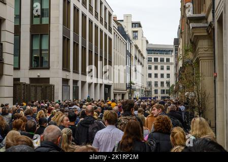 Londres, Royaume-Uni, lundi 19th septembre 2022. Le jour des funérailles d'État de sa Majesté la reine Elizabeth II Congestion de la foule sur Bolton Street. Banque D'Images