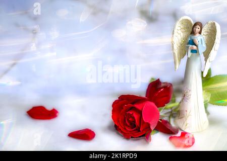Bannière. Ange mignon avec un bouquet de roses rouges sur un fond de marbre blanc. Le thème de l'amour. la saint-valentin. Une carte postale pour les vacances. Heureux un Banque D'Images