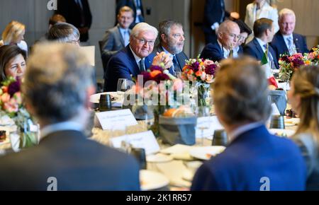 Mexiko Stadt, Mexique. 20th septembre 2022. Le président allemand Frank-Walter Steinmeier (M) rencontre des représentants des entreprises allemandes au Mexique. Le président Steinmeier et sa femme sont au Mexique pour une visite de deux jours. Credit: Bernd von Jutrczenka/dpa/Alamy Live News Banque D'Images