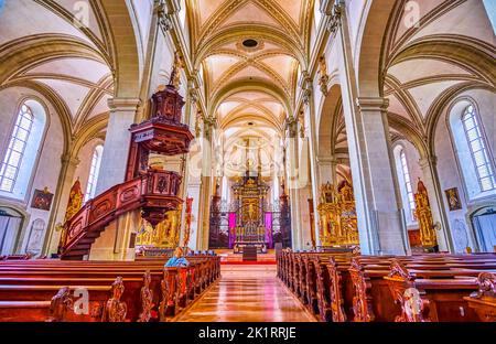LUCERNE, SUISSE - 30 MARS 2022 : intérieur de l'église Saint-Léodegar-Parich, sur 30 mars à Lucerne, Suisse Banque D'Images