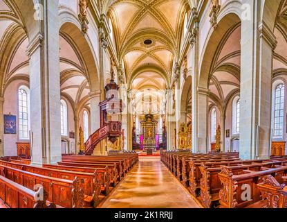 LUCERNE, SUISSE - 30 MARS 2022 : St l'élégant intérieur de l'église St Leodegar avec de hautes colonnes en pierre et des retables ornées, couvertes d'or Banque D'Images