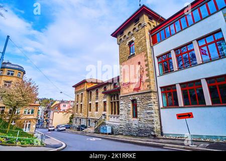 L'école cantonale en pierre historique Musegg Lucerne avec des fresques sur sa façade, situé dans la rue Museggstrasse à Lucerne, Suisse Banque D'Images