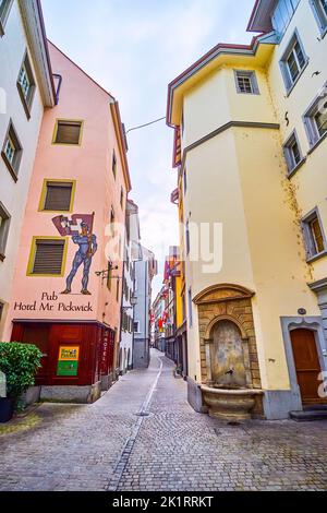 LUCERNE, SUISSE - 30 MARS 2022 : promenez-vous le long de l'étroite rue médiévale au milieu de vieilles maisons aux façades pittoresques, sur 30 mars à Lucerne, Suisse Banque D'Images