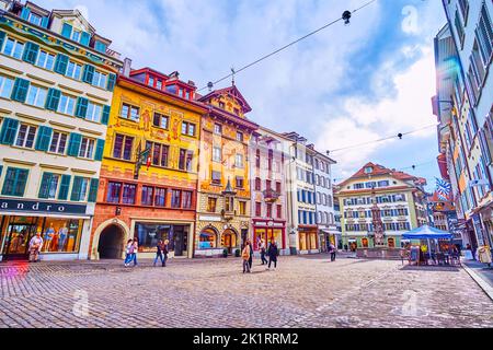 LUCERNE, SUISSE - 30 MARS 2022 : profitez d'une agréable promenade le soir sur la place Weinmarkt, sur 30 mars à Lucerne, en Suisse Banque D'Images