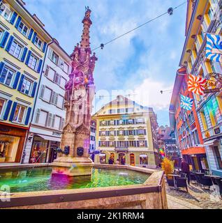 LUCERNE, SUISSE - 30 MARS 2022 : fontaine médiévale avec sculptures réalisées par Konrad Lux et située sur la place Weinmarkt, sur 30 mars à Lucerne, S Banque D'Images