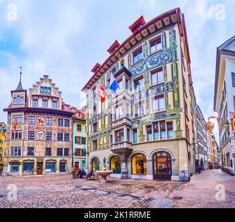 LUCERNE, SUISSE - 30 MARS 2022 : place Hirschenplatz avec bâtiments médiévaux environnants décorés de fresques ornementales sur les façades, sur Marc Banque D'Images