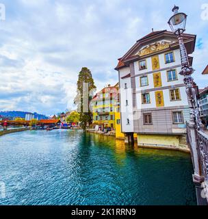 Magnifiques maisons médiévales avec peintures murales le long de la rivière Reuss dans la vieille ville de Lucerne, Suisse Banque D'Images