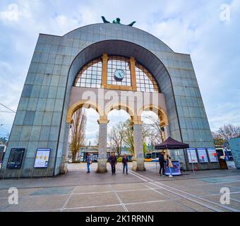 LUCERNE, SUISSE - 30 MARS 2022 : l'arrière moderne de l'arche historique avec panneau accueillant devant la gare de Lucerne, sur 30 mars in Banque D'Images