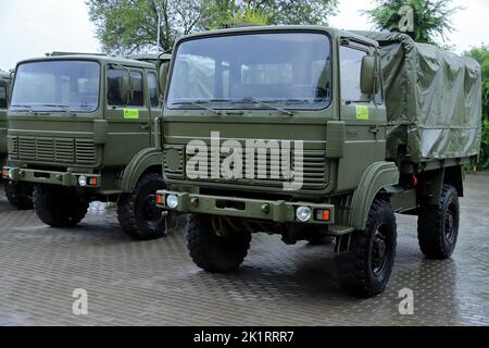 Non exclusif: DNIPRO, UKRAINE - 20 SEPTEMBRE 2022 - camions lourds achetés au détriment du budget de la ville et des donateurs privés à mi Banque D'Images