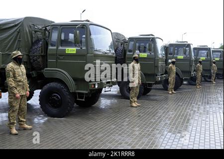 Non exclusif: DNIPRO, UKRAINE - 20 SEPTEMBRE 2022 - des militaires ukrainiens se tiennent à bord de camions lourds qui ont été achetés aux frais de la ville b Banque D'Images