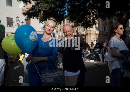 Crotone, Italie. 19th septembre 2022. Les partisans de la Ligue vus avec des ballons. Quelques jours avant les élections nationales (25 septembre 2022), Matteo Salvini, chef du Parti de la Ligue (Lega), a assisté à une réunion de campagne politique à Crotone. Crédit : SOPA Images Limited/Alamy Live News Banque D'Images