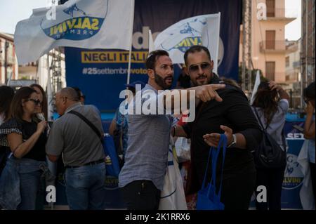 Crotone, Italie. 19th septembre 2022. Membres du Parti vus avant la réunion. Quelques jours avant les élections nationales (25 septembre 2022), Matteo Salvini, chef du Parti de la Ligue (Lega), a assisté à une réunion de campagne politique à Crotone. Crédit : SOPA Images Limited/Alamy Live News Banque D'Images