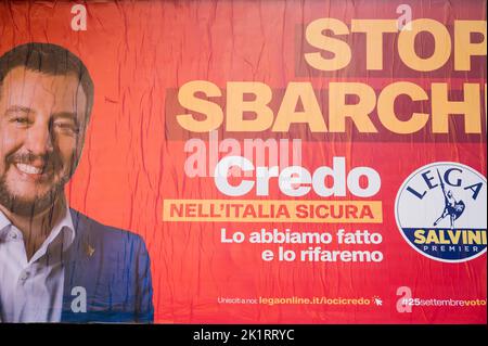 Crotone, Italie. 19th septembre 2022. Vue d'une bannière de la Ligue citant le slogan "Stop (migrants) atterrissage, je crois en une Italie sûre, nous l'avons fait et nous le ferons à nouveau". Quelques jours avant les élections nationales (25 septembre 2022), Matteo Salvini, chef du Parti de la Ligue (Lega), a assisté à une réunion de campagne politique à Crotone. Crédit : SOPA Images Limited/Alamy Live News Banque D'Images