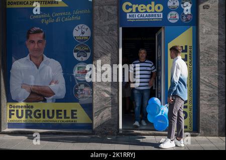 Crotone, Italie. 19th septembre 2022. Membres du parti vus à la porte du siège social de Crotone. Quelques jours avant les élections nationales (25 septembre 2022), Matteo Salvini, chef du Parti de la Ligue (Lega), a assisté à une réunion de campagne politique à Crotone. Crédit : SOPA Images Limited/Alamy Live News Banque D'Images