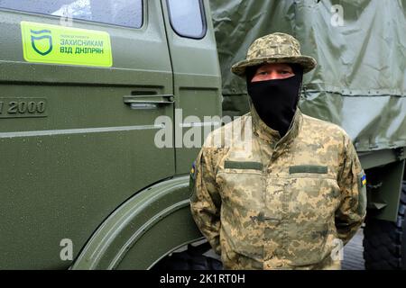 Non exclusif: DNIPRO, UKRAINE - 20 SEPTEMBRE 2022 - Un militaire ukrainien se tient par l'un des camions lourds qui ont été achetés à ses frais Banque D'Images