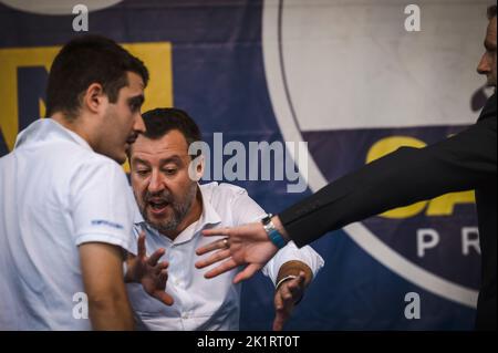 Crotone, Italie. 19th septembre 2022. Salvini (C) préparant des espaces pour les selfies. Quelques jours avant les élections nationales (25 septembre 2022), Matteo Salvini, chef du Parti de la Ligue (Lega), a assisté à une réunion de campagne politique à Crotone. Crédit : SOPA Images Limited/Alamy Live News Banque D'Images