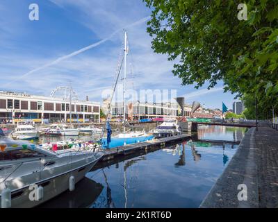 Bateaux de plaisance dans le port flottant de St Augustine à la portée du Bristol Harbour Festival à l'été 2022, Angleterre, Royaume-Uni. Banque D'Images