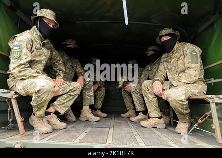 Non exclusif: DNIPRO, UKRAINE - 20 SEPTEMBRE 2022 - des militaires ukrainiens s'assoient dans l'un des camions lourds qui ont été achetés aux frais Banque D'Images