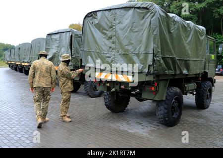 Non exclusif: DNIPRO, UKRAINE - 20 SEPTEMBRE 2022 - des militaires ukrainiens se tiennent à bord de camions lourds qui ont été achetés aux frais de la ville b Banque D'Images