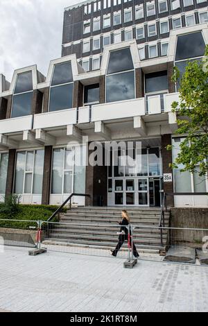 Anvers, Belgique, 20 septembre 2022, l'illustration montre le bâtiment où se tient une session de la Chambre d'accusation d'Anvers concernant le dossier "mains propres", l'enquête sur la fraude dans le football belge, mardi 20 septembre 2022, à Anvers. Le procureur fédéral veut voir 56 personnes et une entreprise apparaître au tribunal, comme des agents de football, des formateurs, des directeurs et des membres du conseil d'administration de plusieurs clubs de la Jupiler Pro League. Ils sont soupçonnés de falsification, de blanchiment d'argent, de fixation de match et d'appartenance à une organisation criminelle. BELGA PHOTO JONAS ROOSENS Banque D'Images