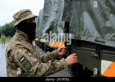 Non exclusif: DNIPRO, UKRAINE - 20 SEPTEMBRE 2022 - Un militaire ukrainien se tient par l'un des camions lourds qui ont été achetés à ses frais Banque D'Images