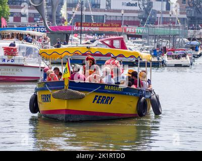 Le ferry-bus Margaret dans le port flottant de Bristol dans la ville de Bristol pendant le Festival de Bristol Harbour en 2022, Angleterre, Royaume-Uni. Banque D'Images