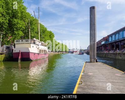Le stade d'atterrissage du Bristol City Centre et sous le bar Stars à la portée de St Augustine dans le port flottant de Bristol, Angleterre, Royaume-Uni. Banque D'Images