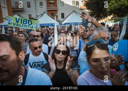 Crotone, Italie. 19th septembre 2022. Des supporters de Calabre vus dans le point de rencontre. Quelques jours avant les élections nationales (25 septembre 2022), Matteo Salvini, chef du Parti de la Ligue (Lega), a assisté à une réunion de campagne politique à Crotone. (Photo de Valeria Ferraro/SOPA Images/Sipa USA) crédit: SIPA USA/Alay Live News Banque D'Images