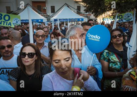 Crotone, Italie. 19th septembre 2022. Des supporters de Calabre vus dans le point de rencontre. Quelques jours avant les élections nationales (25 septembre 2022), Matteo Salvini, chef du Parti de la Ligue (Lega), a assisté à une réunion de campagne politique à Crotone. (Photo de Valeria Ferraro/SOPA Images/Sipa USA) crédit: SIPA USA/Alay Live News Banque D'Images