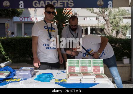 Crotone, Italie. 19th septembre 2022. De jeunes membres du parti ont vu préparer un bureau. Quelques jours avant les élections nationales (25 septembre 2022), Matteo Salvini, chef du Parti de la Ligue (Lega), a assisté à une réunion de campagne politique à Crotone. (Photo de Valeria Ferraro/SOPA Images/Sipa USA) crédit: SIPA USA/Alay Live News Banque D'Images