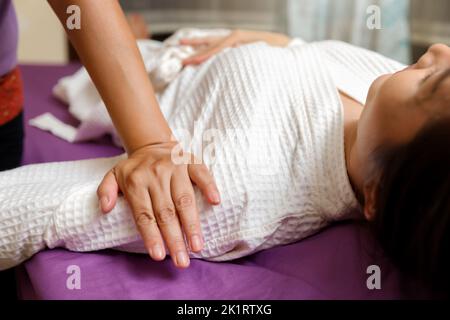 Femme recevant un service de massage des épaules de la part de la masseuse au spa et boutique de massage thaïlandais. Banque D'Images