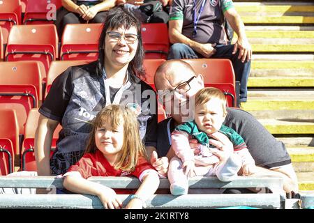 17.09.2022 Leicester, Angleterre. Rugby Union. La famille Lane célèbre le premier match à domicile des Tigers d’Eva Lane lors du Gallagher Round 2 joué entre les Tigers de Leicester et les Falcons de Newcastle au Mattioli Woods Welford Road Stadium, Leicester. © Phil Hutchinson Banque D'Images