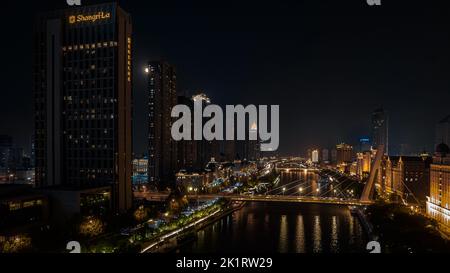 Vue aérienne nocturne de la ville sur la rivière Haihe à Tianjin, en Chine Banque D'Images