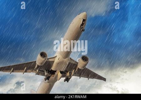 L'avion se déporte rapidement par mauvais temps, tempête, tempête, tempête, pluie, coup de foudre Banque D'Images