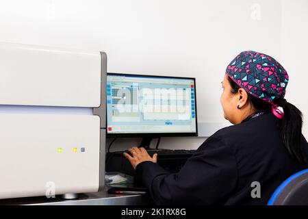 Femme scientifique travaillant au laboratoire avec un thermocycleur. Technique de réaction en chaîne par polymérase en temps réel. Technique RT-PCR Banque D'Images