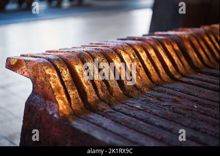 Texture des lingots d'anode de cuivre dans l'ancien atelier de fusion de métaux Banque D'Images