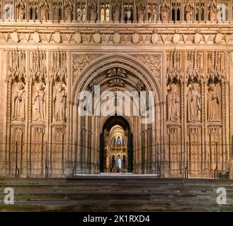 Canterbury, Royaume-Uni - 10 septembre 2022 : vue sur la porte de croisement et les arches élaborées de la nef centrale au Quire à l'intérieur du Canterbu Banque D'Images