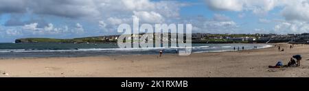 Kilkee, Irlande - 4 août 2022 : les gens profitent d'une chaude journée d'été sur la plage de sable doré de Kilkee, dans l'ouest de l'Irlande Banque D'Images