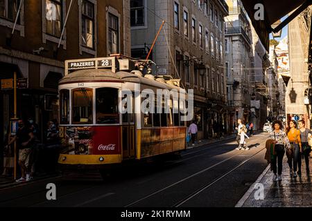 Lisbonne, Portugal - 04 octobre 2021 : voitures et tramways à Rua da Conceição Banque D'Images