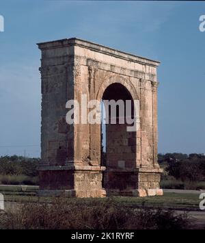 ARCO DE BARA ERIGIDO POR EL GENERAL LUCIO LICINIO SURA ENTRE LOS AÑOS 102 Y 107. LIEU: ARCO DE TRIUNFO. RODA DE BARA. TARRAGONE. ESPAGNE. Banque D'Images