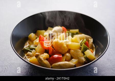 Curry thaï rouge avec chou-fleur, haricots verts, champignons et pommes de terre Banque D'Images