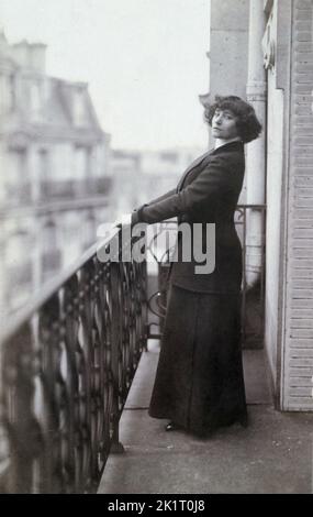 Colette (1873-1954) sur son balcon. Musée : COLLECTION PRIVÉE. Auteur: ANONYME. Banque D'Images