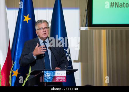 Ancien Président de Pologne, Bronislaw Komorowski prend la parole lors de la conférence de Varsovie. La conférence "la sécurité du flanc est de l'OTAN - le rôle de la Pologne" s'est tenue à Varsovie à l'occasion du 25th anniversaire du début des négociations d'adhésion entre la Pologne et l'OTAN.anciens Présidents de la République de Pologne, Aleksander Kwasniewski et Bronislaw Komorowski, a invité les leaders de l'opposition et les experts en matière de politique de sécurité et de défense à participer à un débat conjoint. Parmi les participants à la réunion figuraient: Le président de la plate-forme civique (Platforma Obywatelska), Donald Tusk, l'orateur adjoint Banque D'Images