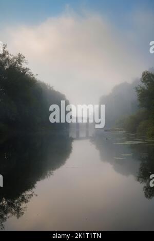 Ancien pont de tramway au-dessus de la rivière Wye à Redbrook. Banque D'Images