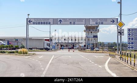 NIS, Serbie - 04 août 2022: Porte d'entrée de Constantine le Grand aéroport et le terminal de douane de fret. Banque D'Images