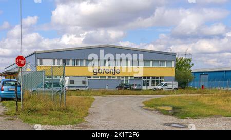 Simanovci, Serbie - 22 août 2022: Entreprise slovène Gorenje Centre de logistique entrepôt. Banque D'Images