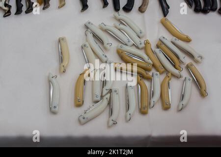 Couteau de chasse fait main. Magnifique couteau à lame fait main Banque D'Images