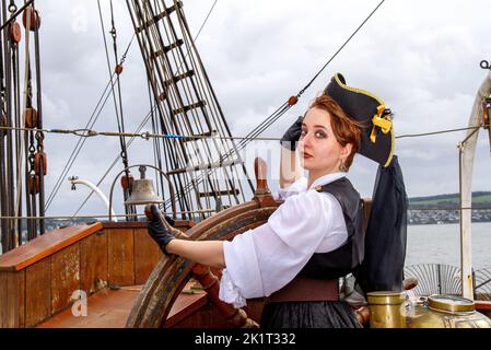 Ashley Wilkinson portant un costume de pirate cosplay à bord du RRS Discovery Ship lors d'une séance photo à Dundee, en Écosse Banque D'Images