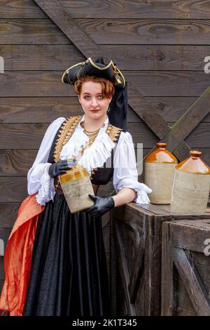 Ashley Wilkinson portant un costume de pirate cosplay à bord du RRS Discovery Ship lors d'une séance photo à Dundee, en Écosse Banque D'Images