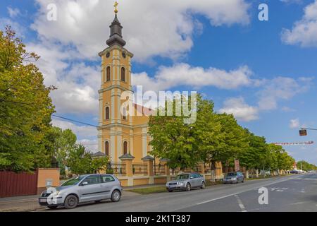 Simanovci, Serbie - 22 août 2022: Église orthodoxe serbe Traduction des reliques de Saint-Nicolas dans le village. Banque D'Images